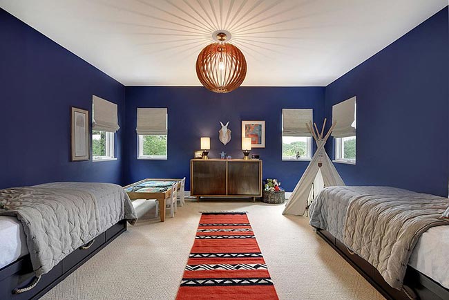 Inspiração para quartos infantis grandes com duas camas.