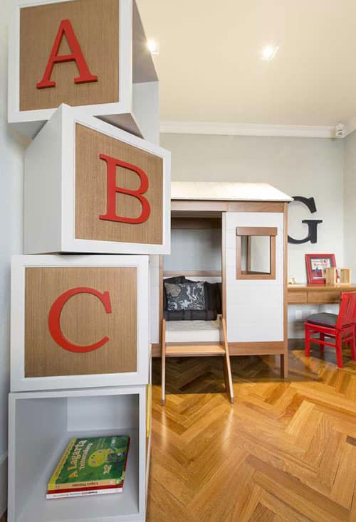 estilo casa arvore A cama planejada tipo casa na árvore é aconchegante e também pode integrar o quarto de menino estilo acampamento