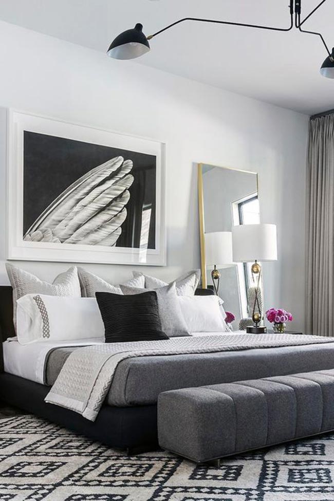 Decoração com paleta preto e branca para quarto de casal.