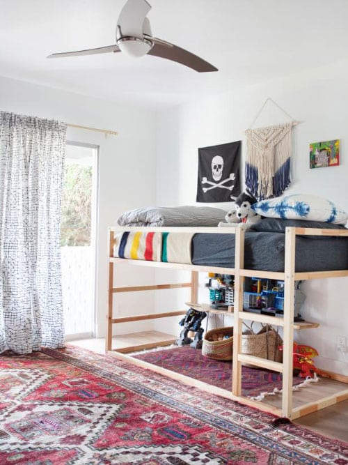 moveis simples enfeites parede Decorações com tecidos, como tapetes, bandeiras e cortinas, podem custar pouco e ficarem bonitas