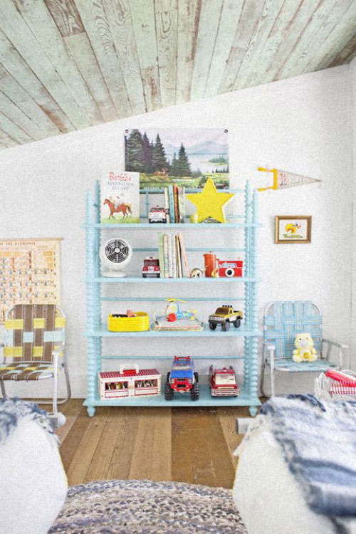 movel colorido organiza brinquedos Restaurar um móvel antigo e usá-lo como destaque da decoração é uma excelente ideia para gastar pouco na hora de decorar o quarto de menino