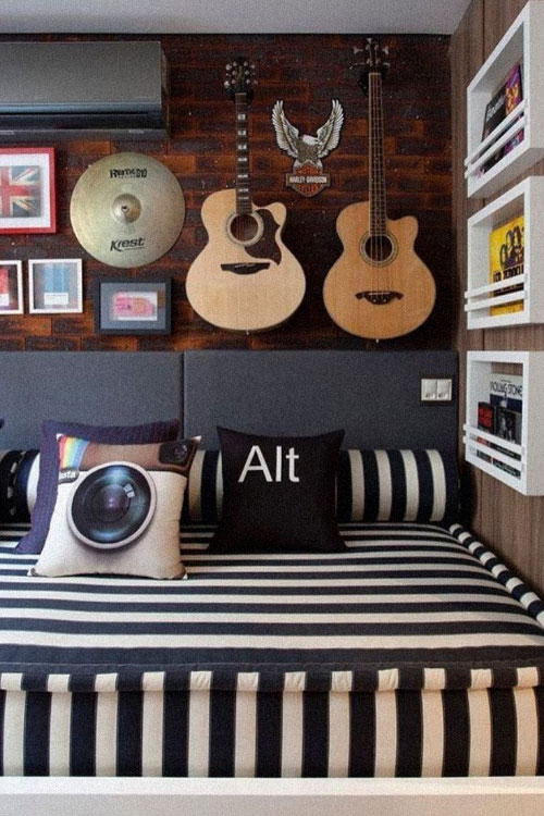 musicas redes Com decoração que alude a temas de interesse do adolescente, como música e redes sociais
