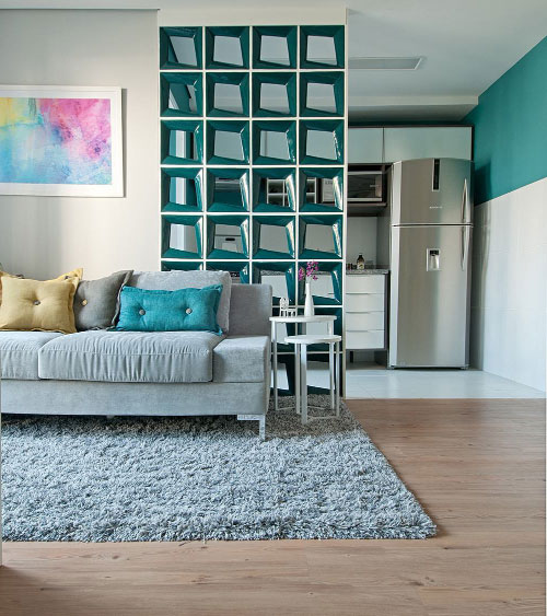 parede azul branco Combine a parede azul com outros elementos na cor, como móveis e acessórios