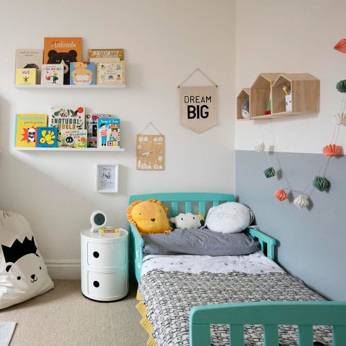 prateleiras nichos Prateleiras e nichos podem servir para exibir os brinquedos e livros da criança como elementos da decoração