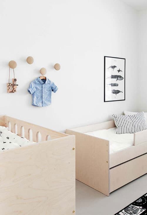 quarto neutro irmaos Quarto minimalista em estilo escandinavo para menino de 5 anos e seu irmão bebé