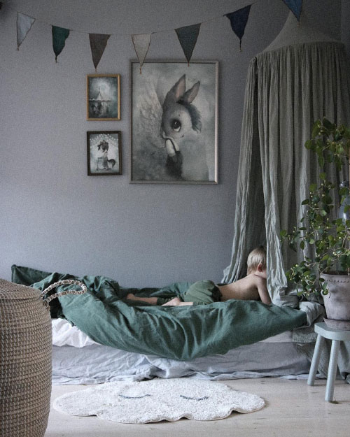 verde e cinza Quarto de menino cinza e verde com cabaninha
