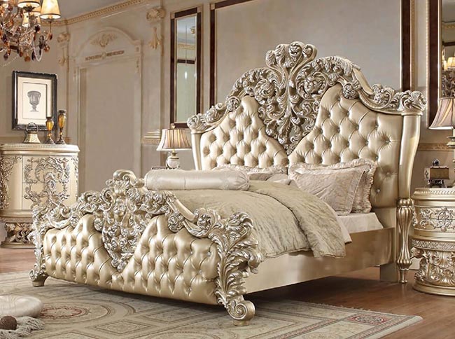 Quarto vitoriano com tons claros.