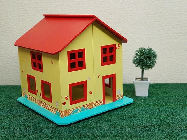Pequena e amarela.