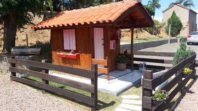 Casinha feita de madeira no jardim.