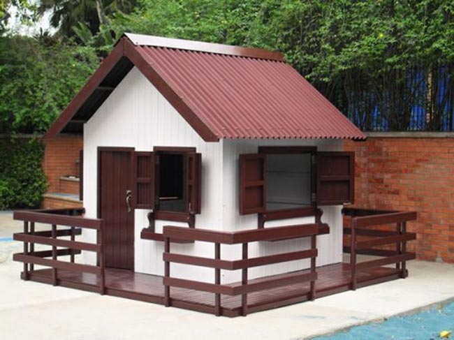 Casinha feita de madeira no jardim.