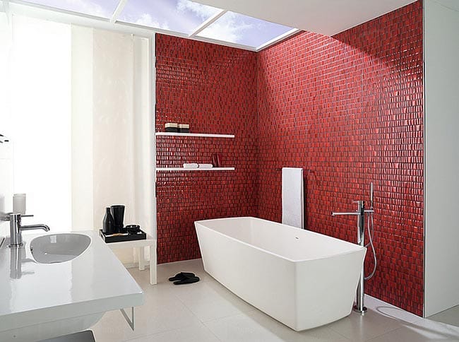 Vermelho e Branco 7 Banheiro branco e vermelho com pastilhas na parede.
