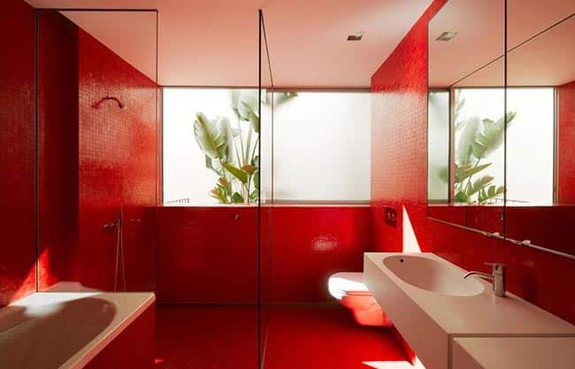 Vermelho e Branco 9 Inspiração com espelhos grandes para ampliar o ambiente.