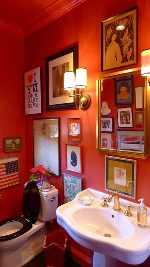 banheiro pequeno vermelho 3 Decoração de parede com quadros.