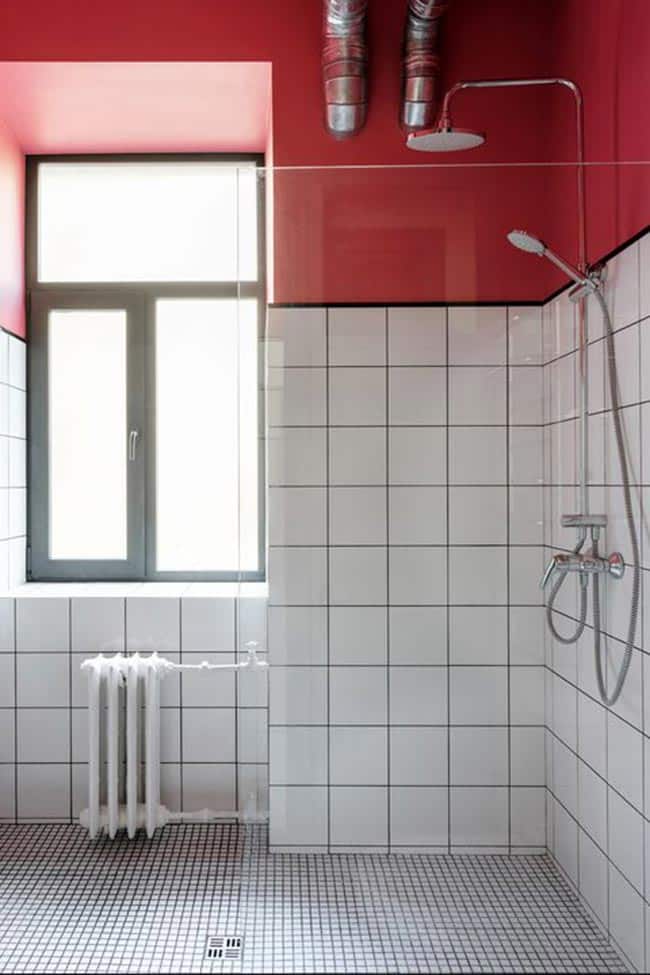 banheiro pequeno vermelho 5 Decoração estilo industrial para banheiros pequenos.