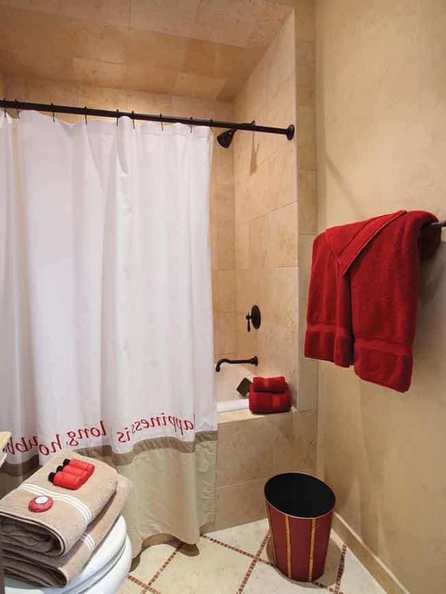 banheiro vermelho e bege 3 Ideias para decoração de espaços pequenos.