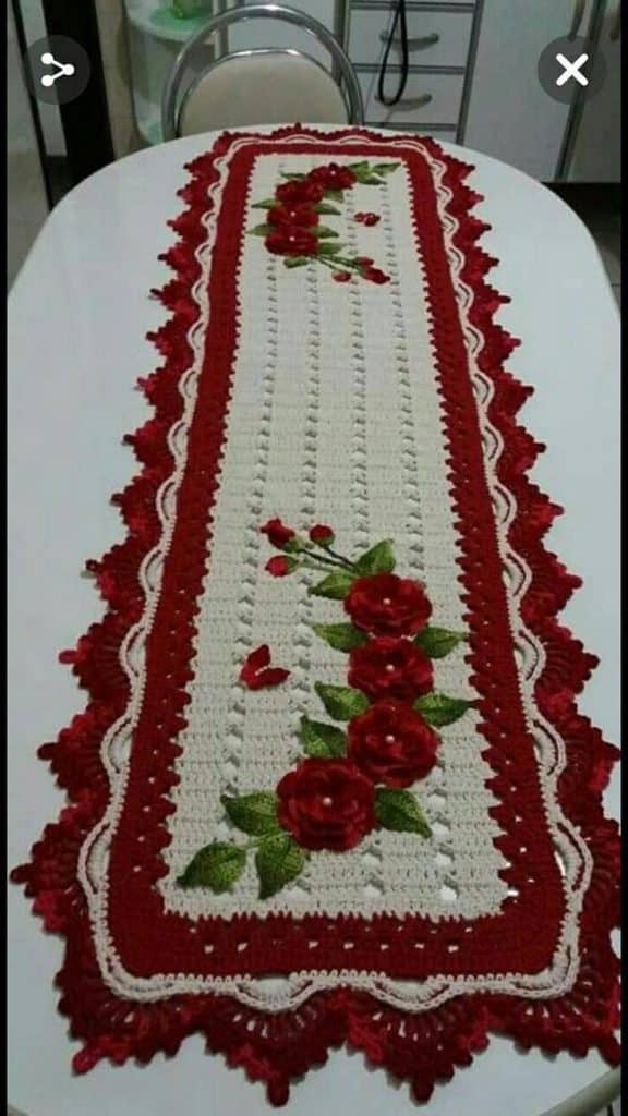 caminho de mesa barbante natal 1 Modelo com flores rosas.