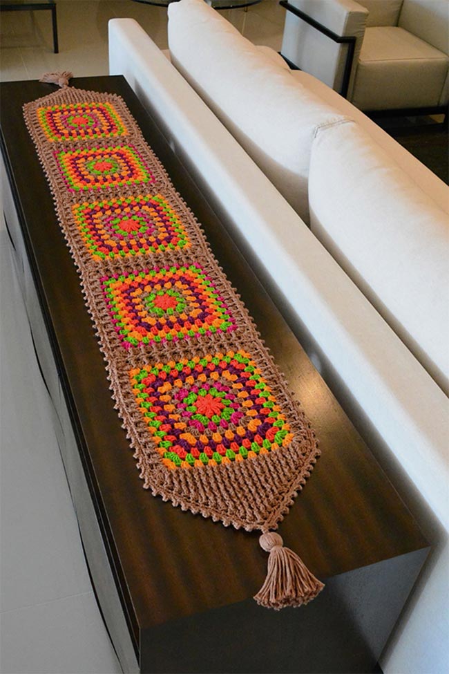 croche com barbante barroco 3 Modelo marrom colorido.