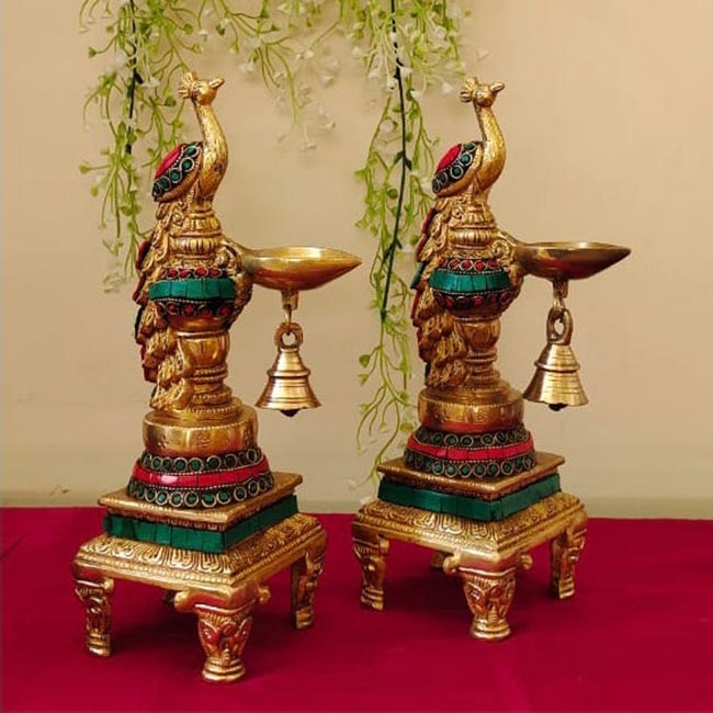 dicas de enfeites indianos Estátuas tradicionais douradas para um centro de mesa.
