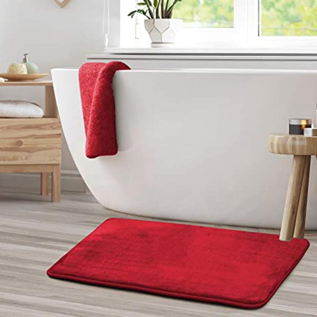 espaco zen Banheiro branco clean com jogo de tapete vermelho.