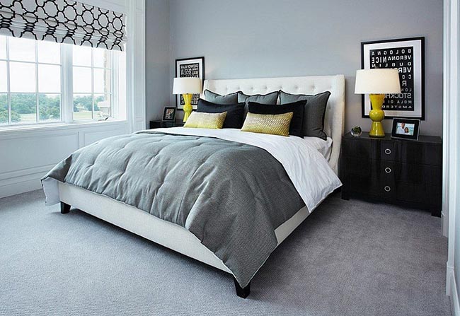 quarto de casal com tapete cinza Inspiração de decoração com tapete cinza grande para quarto de casal.