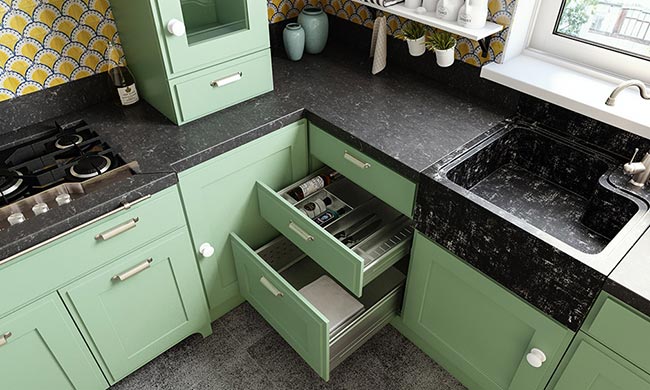 Bancadas de cozinha 2 Bancada de granilite preto com armários verdes.
