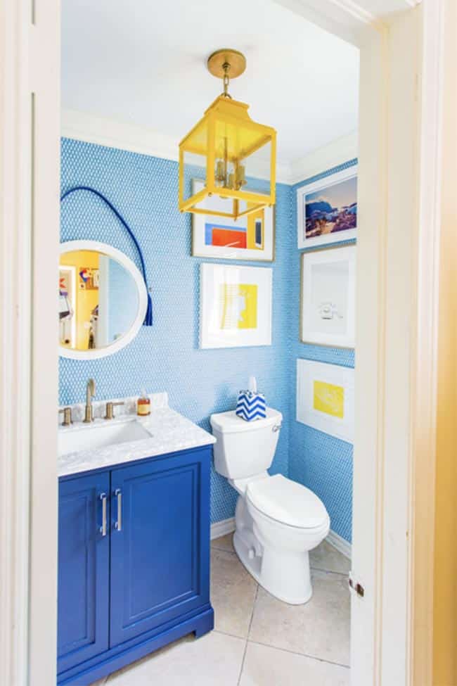Azul com amarelo.