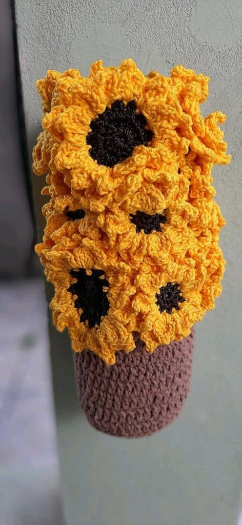 Puxa Saco de Croche com Flores Modelo em formato de vaso de flor para parede.