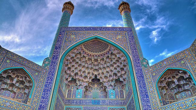 imagens da arquitetura islamica Mesquita com revestimento de padrões azuis.