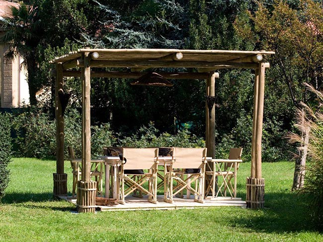 pergolado pequeno no jardim feito de madeira de eucalipto Inspiração de pergolado de madeira de eucalipto pequeno no jardim.