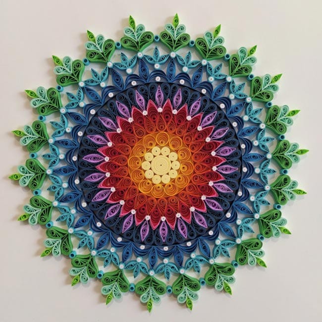 Mandalas com Quilling 22 Circular colorida.
